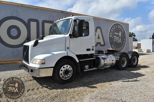 Image of Volvo VNM64T200 equipment image 4