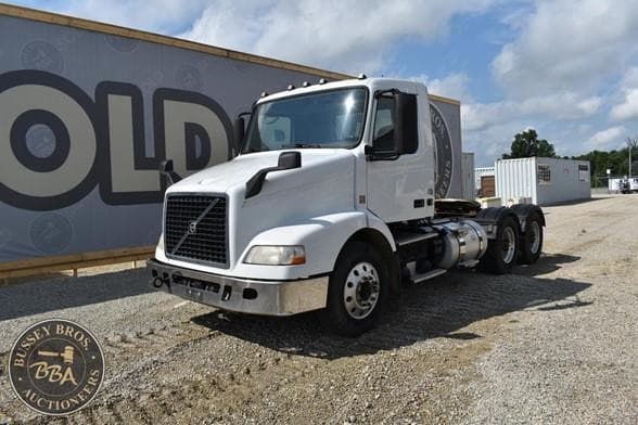Image of Volvo VNM64T200 equipment image 2