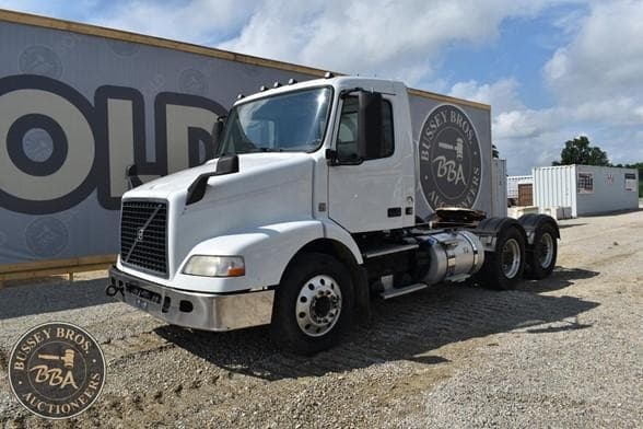 Image of Volvo VNM64T200 equipment image 3