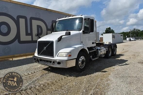 Image of Volvo VNM64T200 equipment image 1