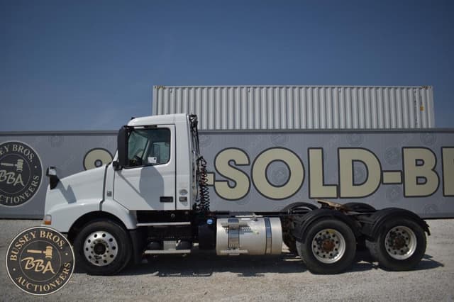 Image of Volvo VNM64T200 equipment image 1