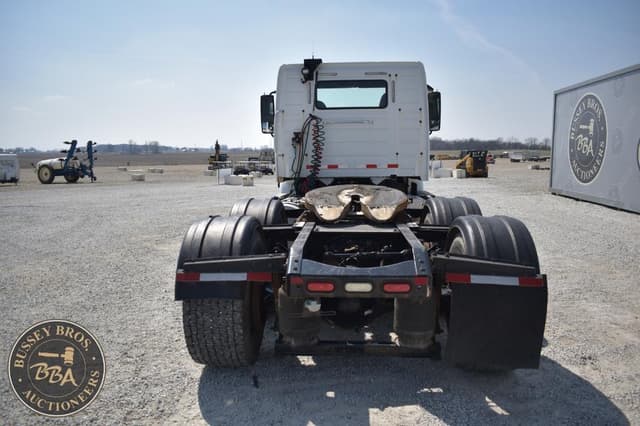 Image of Volvo VNM64T200 equipment image 3