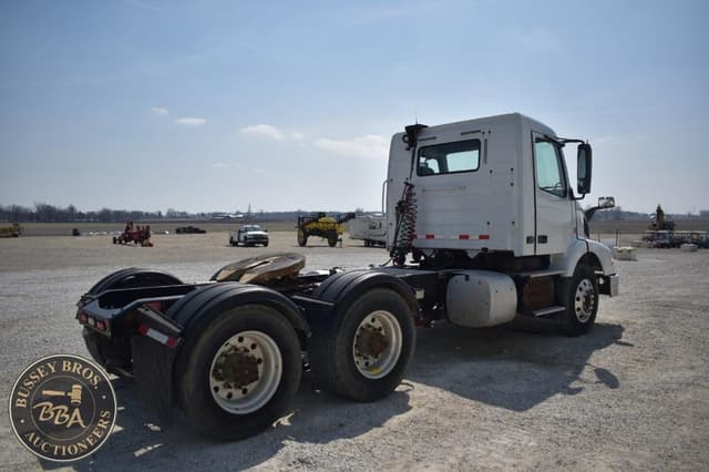 Image of Volvo VNM64T200 equipment image 4