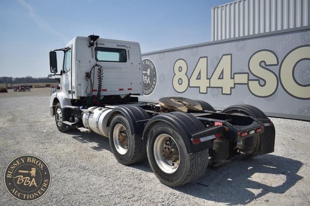 Image of Volvo VNM64T200 equipment image 2