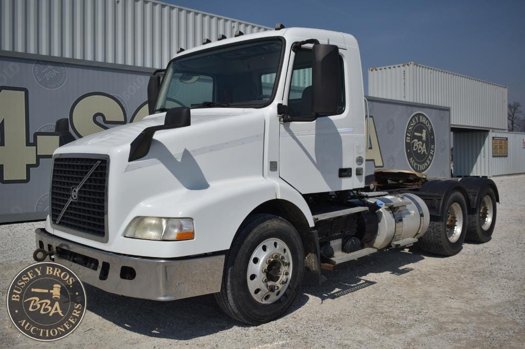 2015 Volvo VNM64T200 Equipment Image0