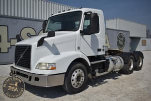 2015 Volvo VNM64T200 Image