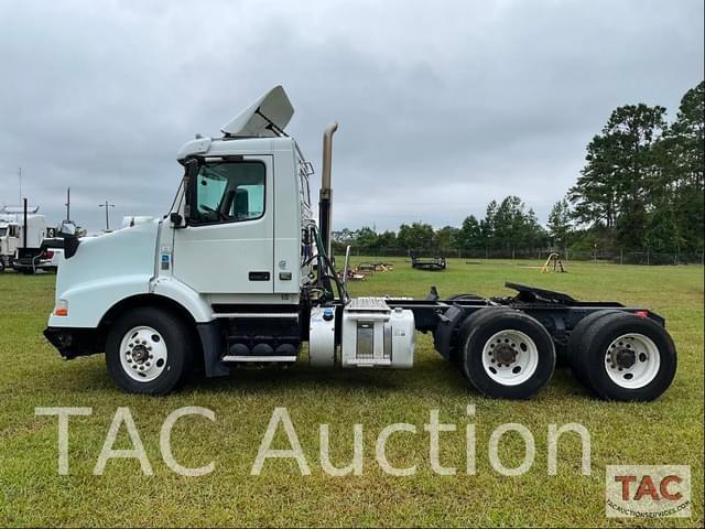 Image of Volvo VNM64T200 equipment image 1