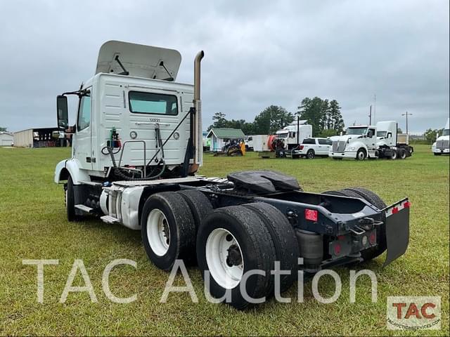 Image of Volvo VNM64T200 equipment image 2