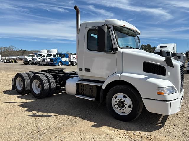 Image of Volvo VNM64T200 equipment image 4