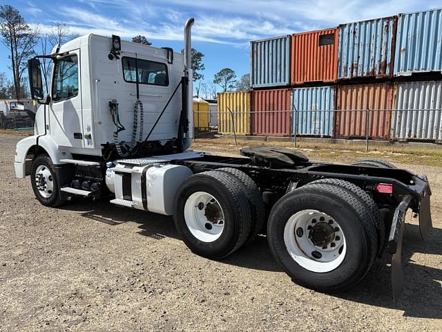 Image of Volvo VNM64T200 equipment image 1