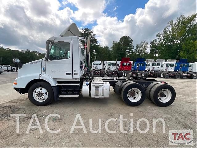 Image of Volvo VNM64T200 equipment image 1