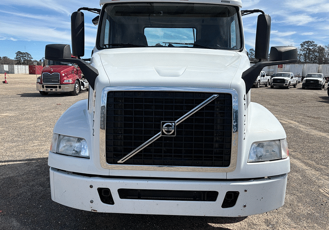 Image of Volvo VNM64T200 equipment image 4