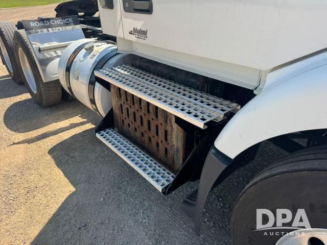 Image of Volvo VNM64T200 equipment image 4