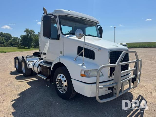 Image of Volvo VNM64T200 equipment image 3