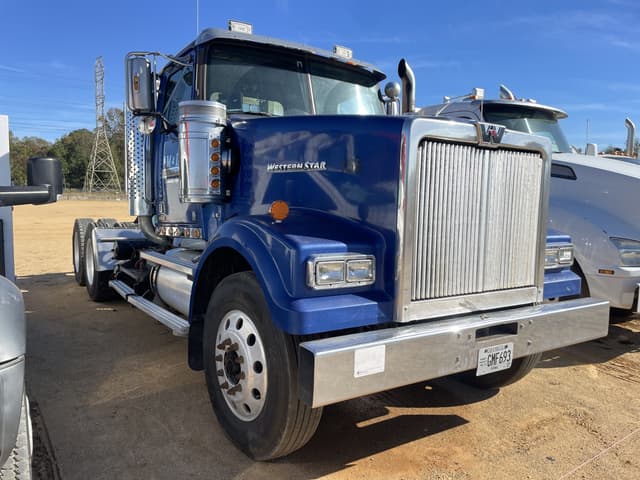 Image of Western Star W4900SF equipment image 3