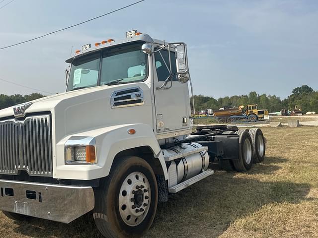 Image of Western Star 4700 equipment image 1