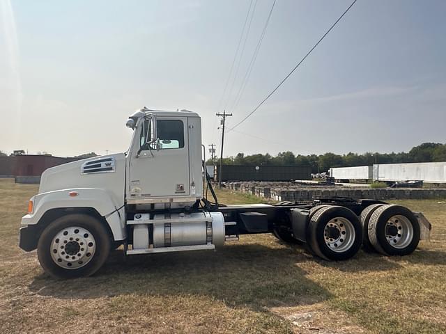 Image of Western Star 4700 equipment image 2