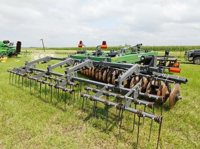 Image of Wishek 842N equipment image 3