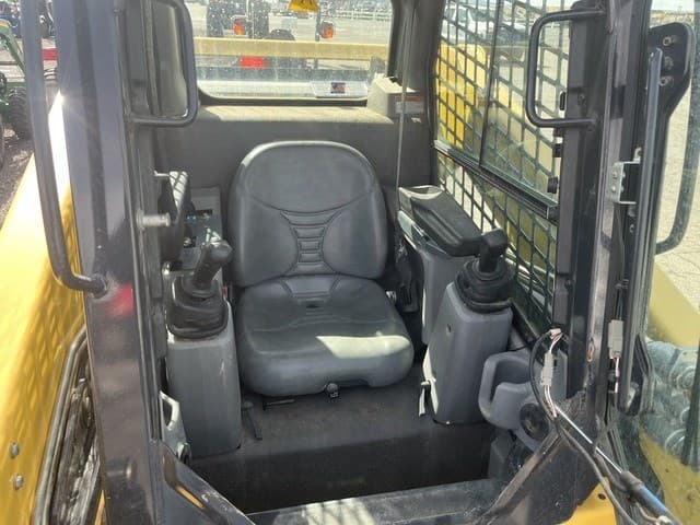 Image of Yanmar S270V equipment image 3