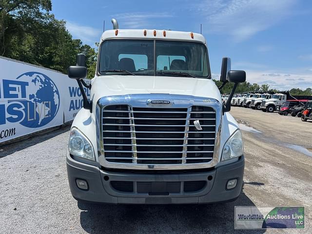 Image of Freightliner Cascadia 125 equipment image 2