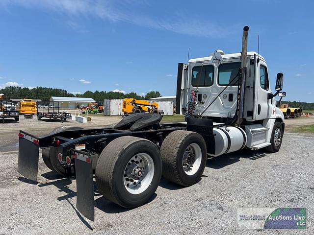 Image of Freightliner Cascadia 125 equipment image 4