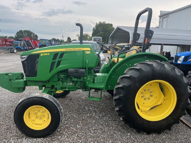 2016 John Deere 5055E Equipment Image0
