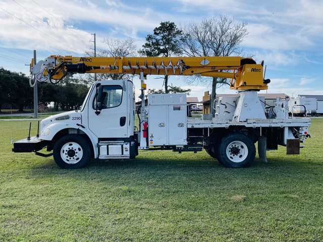 Image of Freightliner M2106 equipment image 2