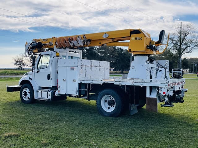 Image of Freightliner M2106 equipment image 3