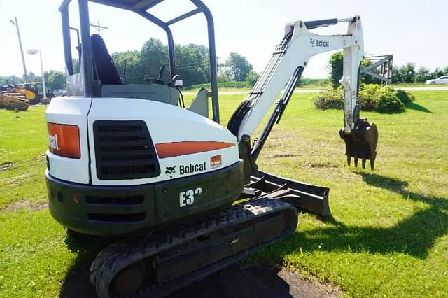 Image of Bobcat E32 equipment image 2
