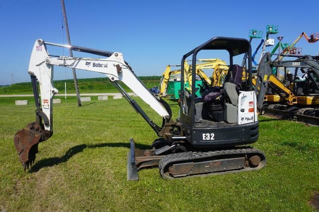 Image of Bobcat E32 equipment image 1
