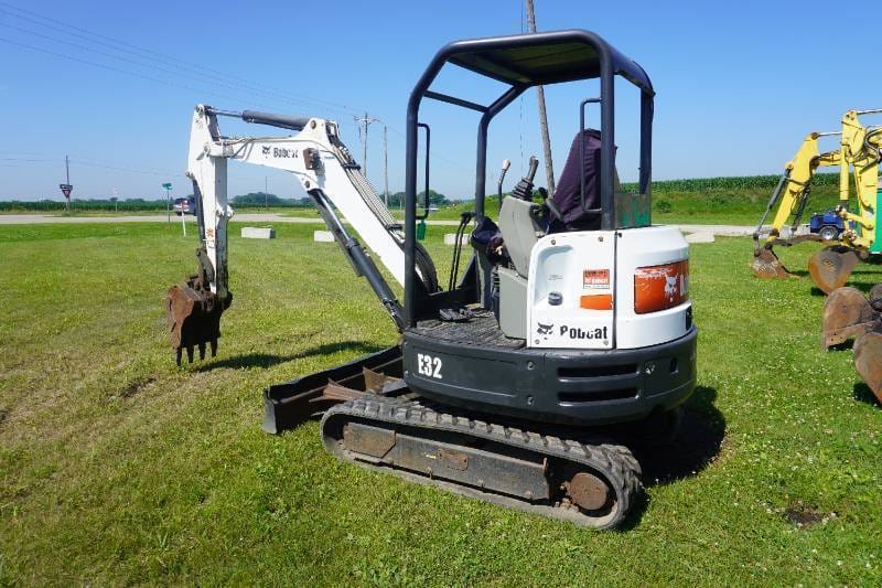 2016 Bobcat E32 Equipment Image0
