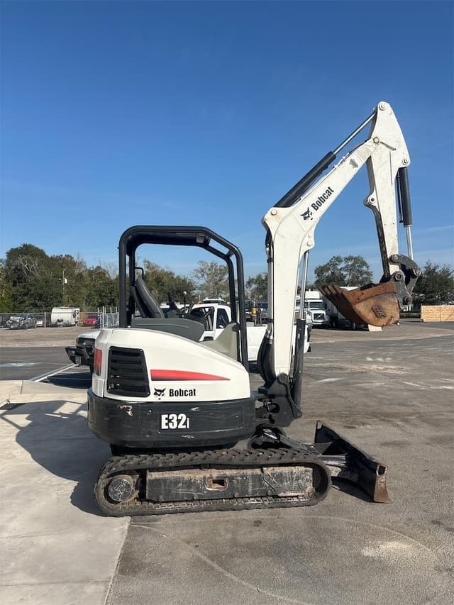 Image of Bobcat E32i equipment image 1