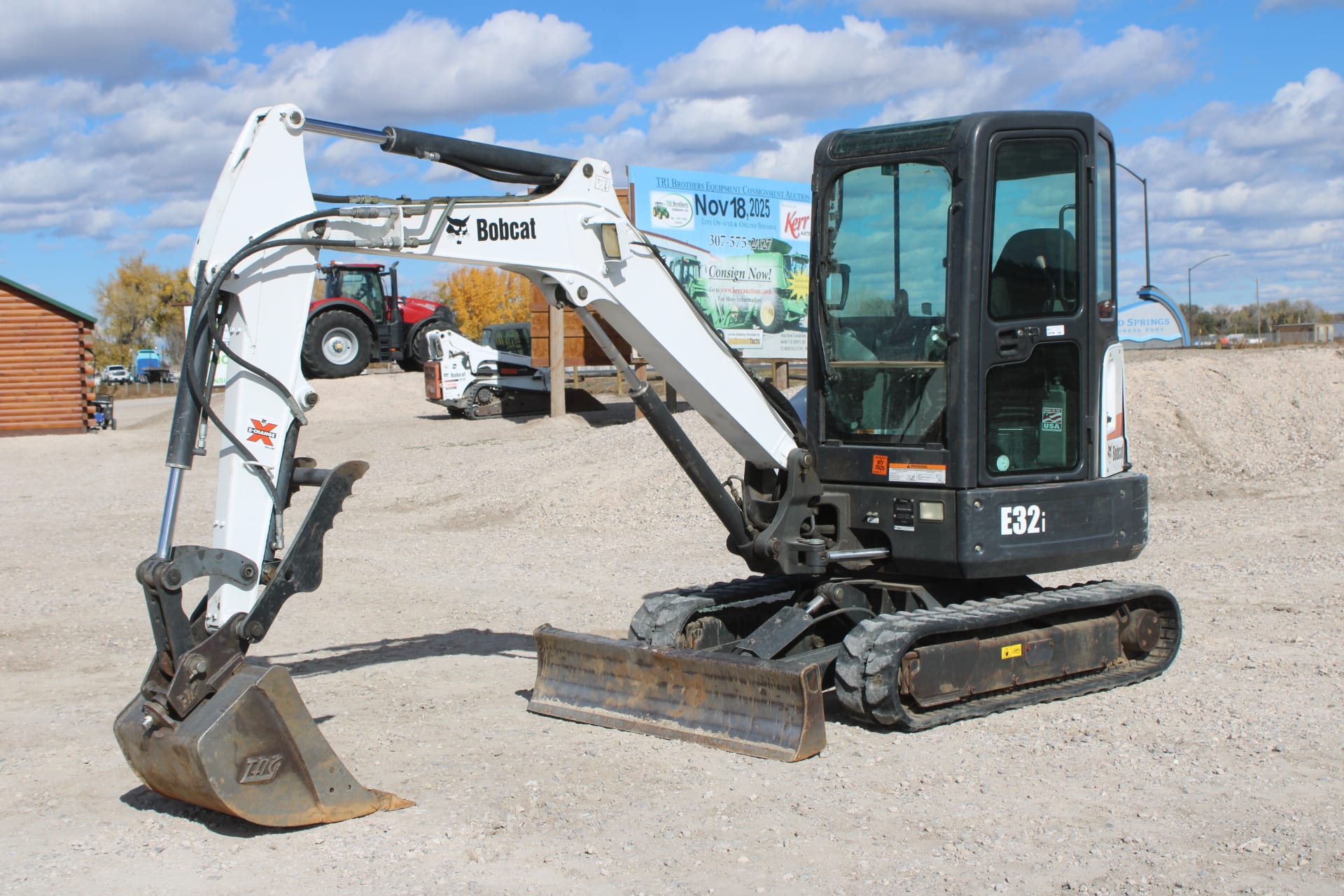2016 Bobcat E32i Equipment Image0