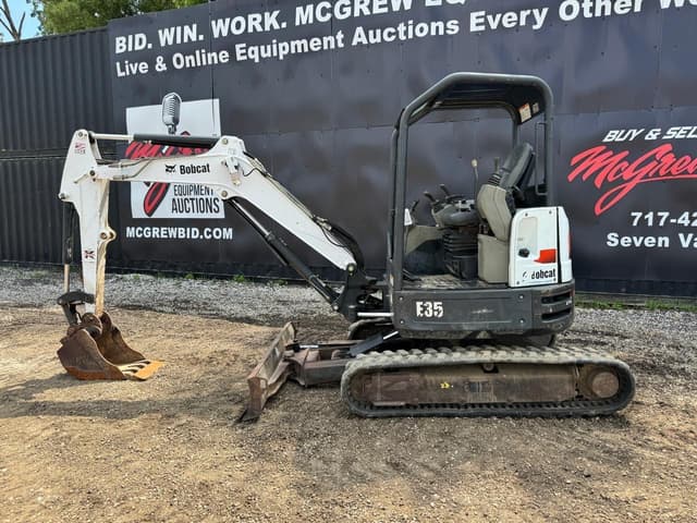 Image of Bobcat E35 equipment image 2