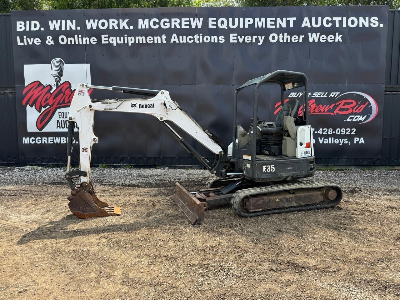 2016 Bobcat E35 Equipment Image0