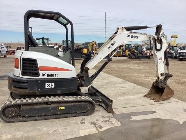2016 Bobcat E35 Equipment Image0