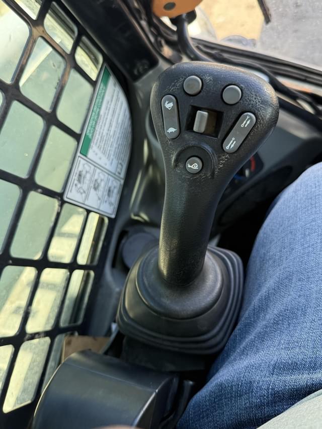 Image of Bobcat T650 equipment image 2