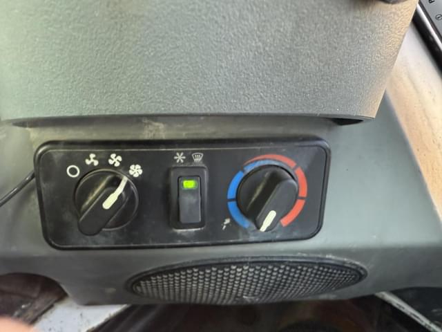 Image of Bobcat T650 equipment image 1