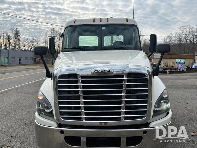 Image of Freightliner Cascadia 125 equipment image 3