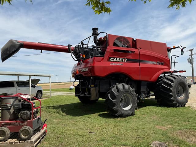 Image of Case IH 8240 equipment image 2