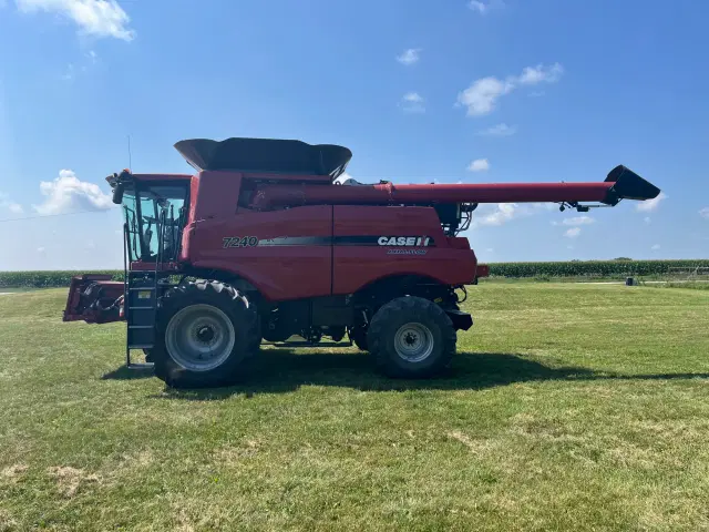Image of Case IH 7240 equipment image 1