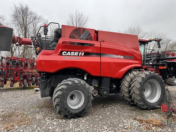 Image of Case IH 8240 equipment image 2