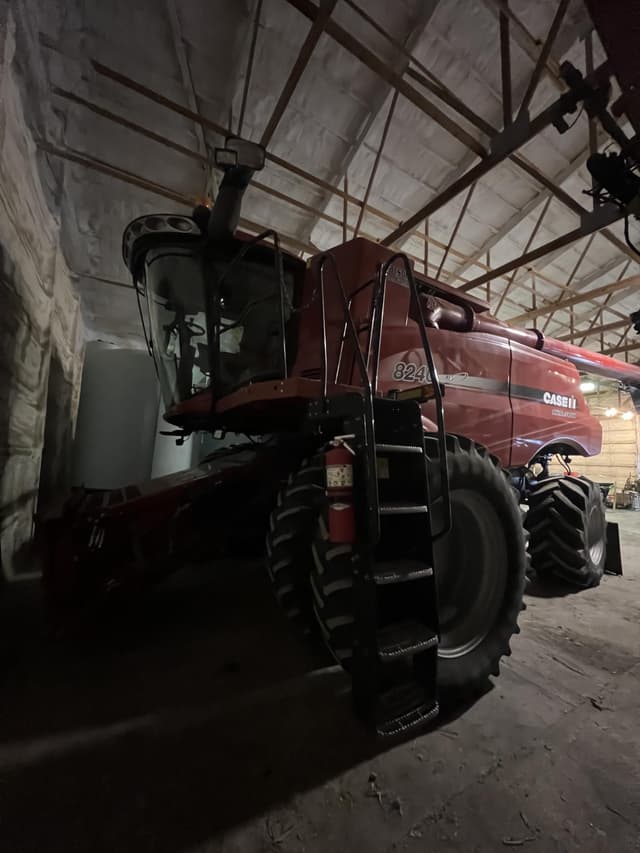 Image of Case IH 8240 equipment image 2