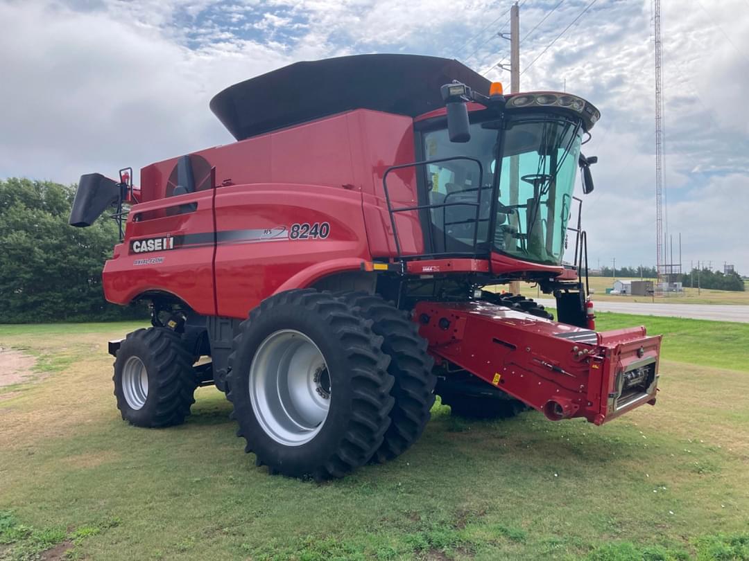 Image of Case IH 8240 Image 1