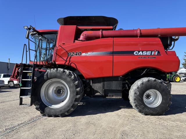 Image of Case IH 8240 equipment image 1