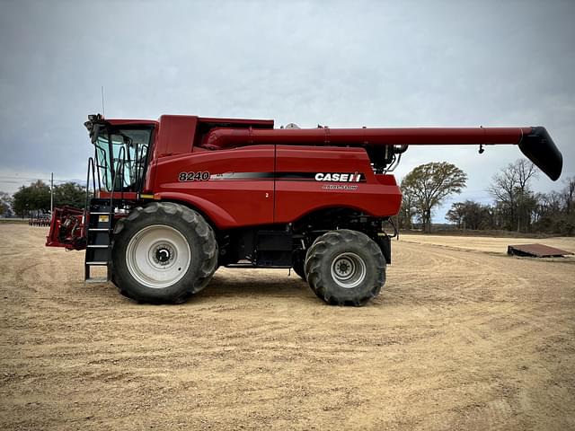 Image of Case IH 8240 equipment image 1