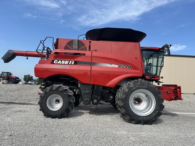 Image of Case IH 8240 equipment image 3