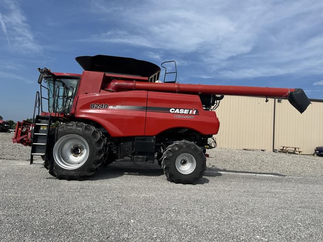 Image of Case IH 8240 equipment image 2