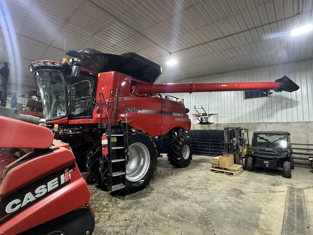 Image of Case IH 8240 Image 1