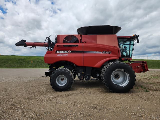 Image of Case IH 8240 equipment image 2